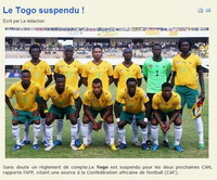 个人能力！两队进攻陷入困境， 奎因上场外线运球高难度急停三分命中！（凭个人能力破局：双方进攻受阻，奎因外线运球急停命中高难度三分）