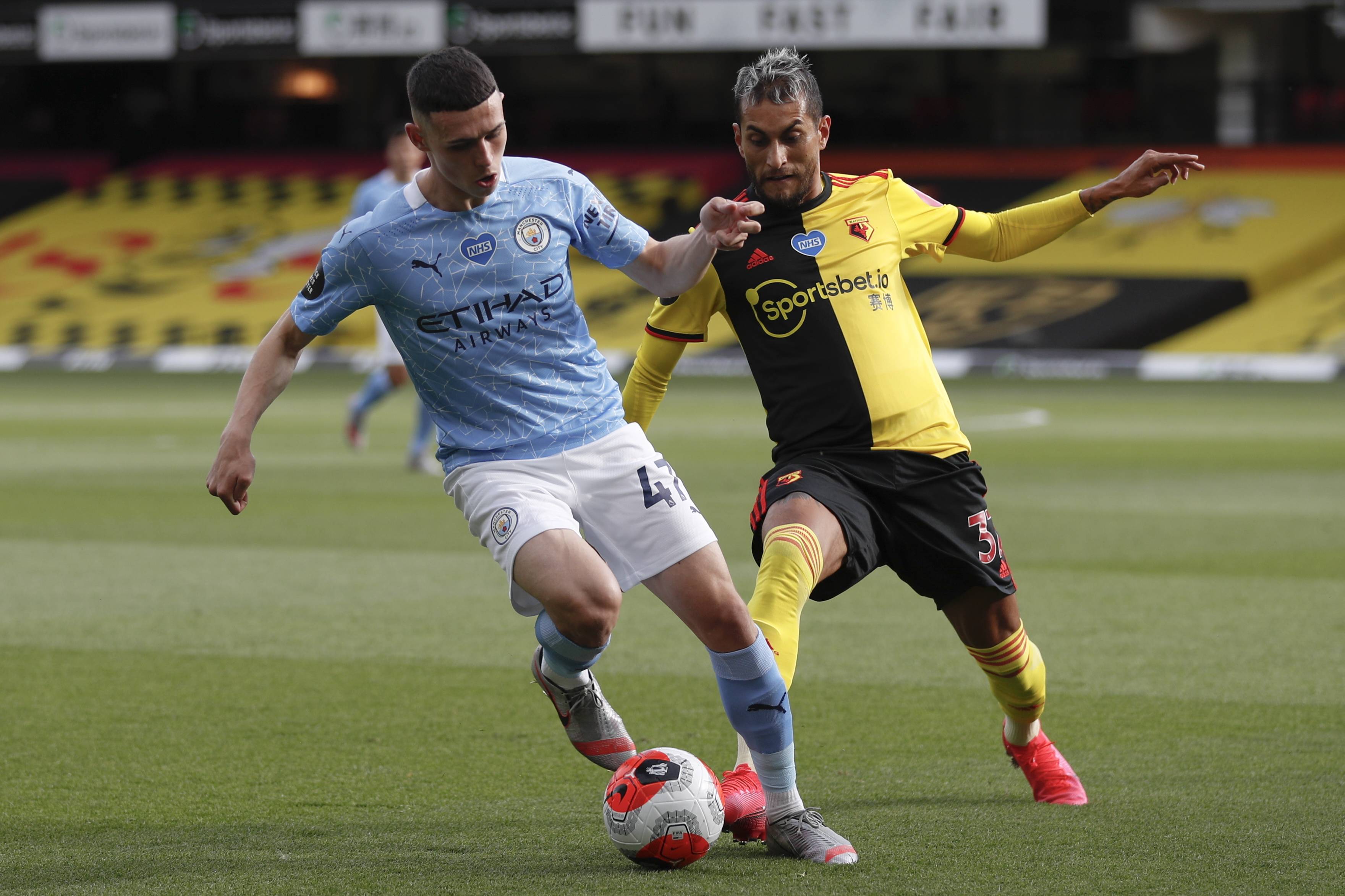 手感火热！小巴里·布朗首节3记三分球轰下11分1板1助1断（状态火热！小巴里·布朗首节连中3记三分，豪取11分1板1助1断）