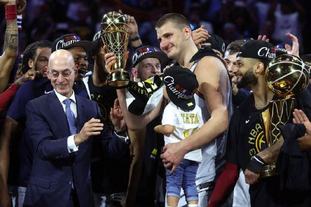 球迷比赛期间骂尤文踢得太烂，斯帕莱蒂回击：你们想怎样？（球迷观赛怒斥尤文表现糟糕，斯帕莱蒂反问：你们还想怎样？）