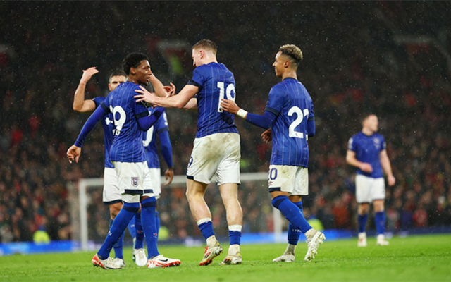 二传不稳教练加戏！科内利亚诺2：3米兰，痛失超级杯冠军（二传起伏教练抢戏，科内利亚诺2-3不敌米兰，无缘超级杯冠军）